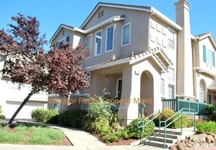 Building Photo - Sharp & Contemporary Townhouse in Beautiful Danville!