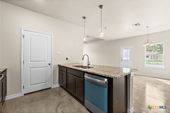 Building Photo - 414 W Avenue C