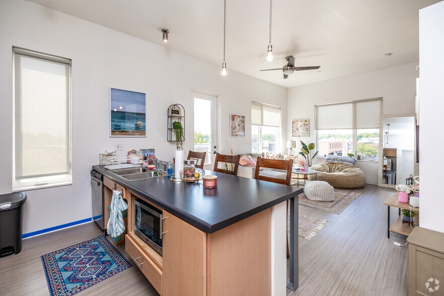 1BR, 1BA - 846 SF - River Place