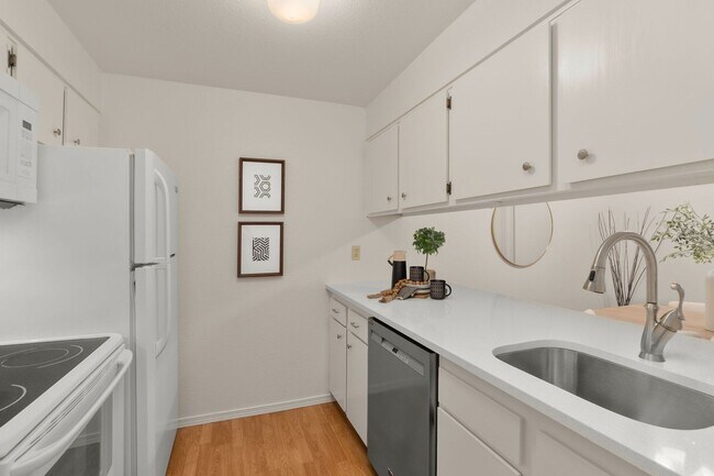 Building Photo - Charming 2 Bed/1 Bath Lake Oswego Condo in Eagle Crest Community