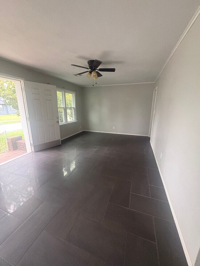 Building Photo - 3 bedroom 1 bath