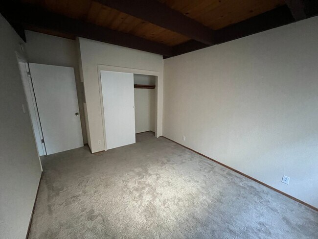 Building Photo - Mid-Century Hayward Home For Rent