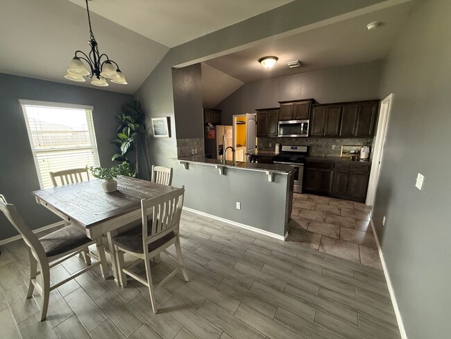 Building Photo - Immaculate 3 bed 2 bath in Mustang Schools, ready for move in on or before July 1st!