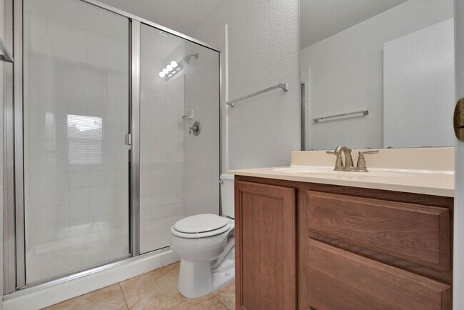 Building Photo - Charming 3 bedroom 2 Bathroom Home!