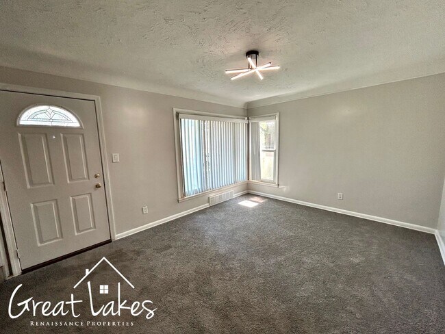 Building Photo - Stunning 3 Bedroom 1 Bathroom now availabl...