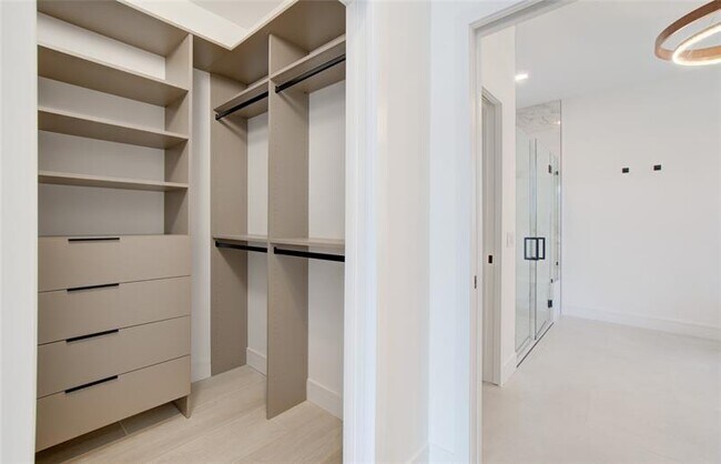 Building Photo - 2550 Jardin Terrace