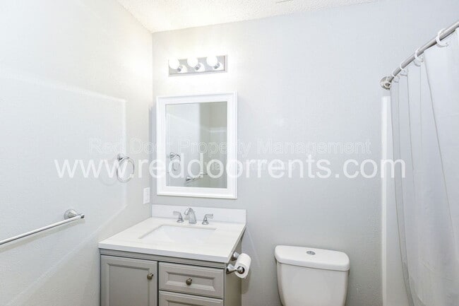 Building Photo - 15445 Border Dr