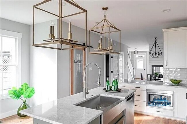 Building Photo - SWANKY 3 BEDROOM NEWER HOME IN HISTORIC CH...