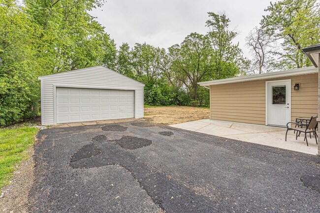 Building Photo - 1055 N Bluebonnet Ln