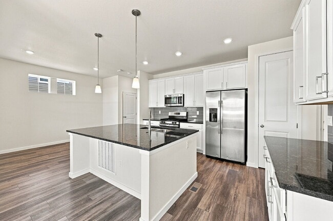 Building Photo - $2,995.95-3-Bed, 2.5-Bath Updated Townhouse in Broomfield!
