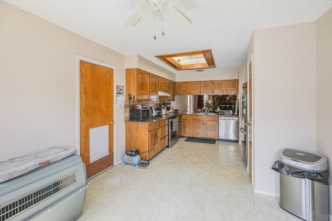 Building Photo - 3 Bedroom 2 Bath Home