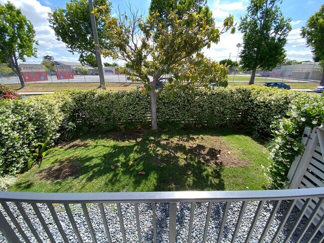 Building Photo - NEWER  4BED 3 BATH FRONT TOWNHOME*HWFLS*BALCONY*W/D IN  UNIT* CENTRAL AIR/HEAT* *STAINLESS  APPLI...