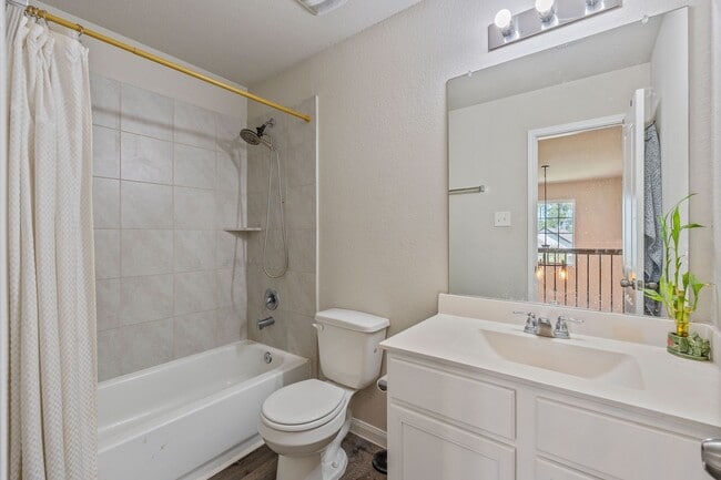 Building Photo - 2221 Raider Dr