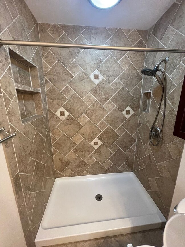 Building Photo - Waterfront Home!