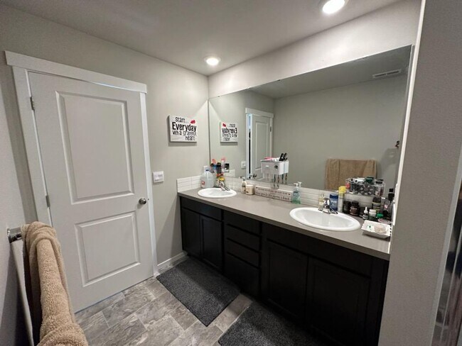 Building Photo - Large Bremerton Townhome