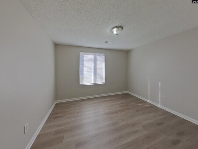 Building Photo - 201 Raintree Dr