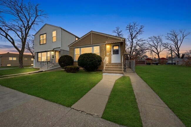 Building Photo - 4605 S Laramie Ave