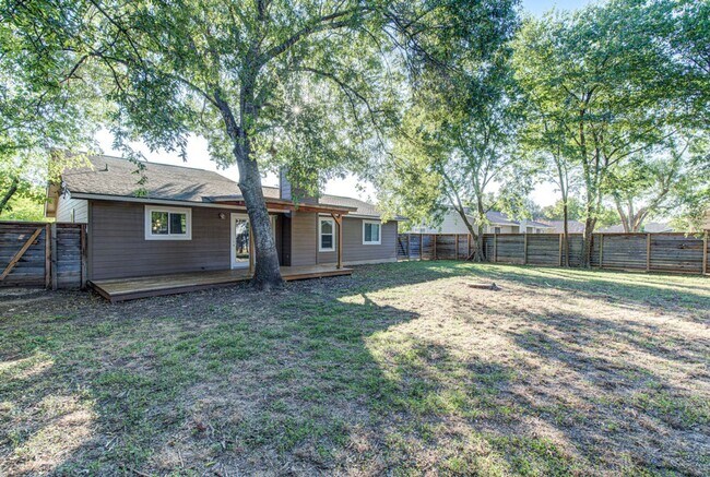 Building Photo - Recently renovated, move-in ready 3/2 home...