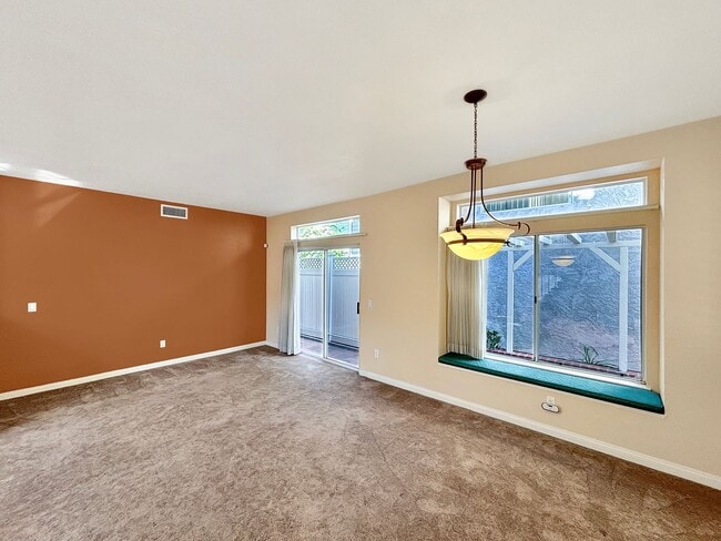 Building Photo - Beautiful 5BD/3BA 2-Story House in Tierras...