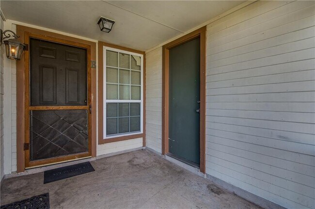 Building Photo - 8801 Piney Point Dr