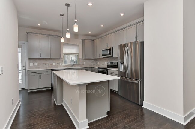 Building Photo - Luxury 3-Bed, 3.5-Bath Townhouse in Prime ...