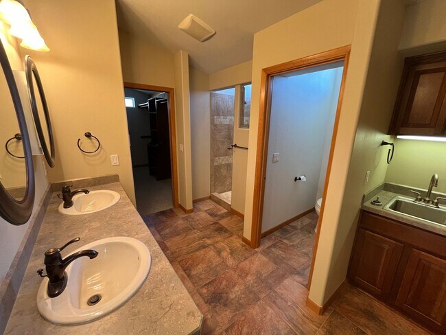 Building Photo - Spacious 3 Bed/3.5 Bath Home with Two Prim...