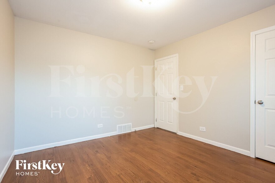 Building Photo - 565 Franklin Ave