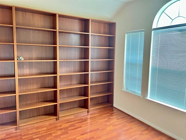 Building Photo - 42 W Foxbriar Forest Cir