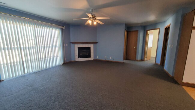 Building Photo - SW 2 Bedroom 1 bath Condo, Balcony, Fireplace and Garage