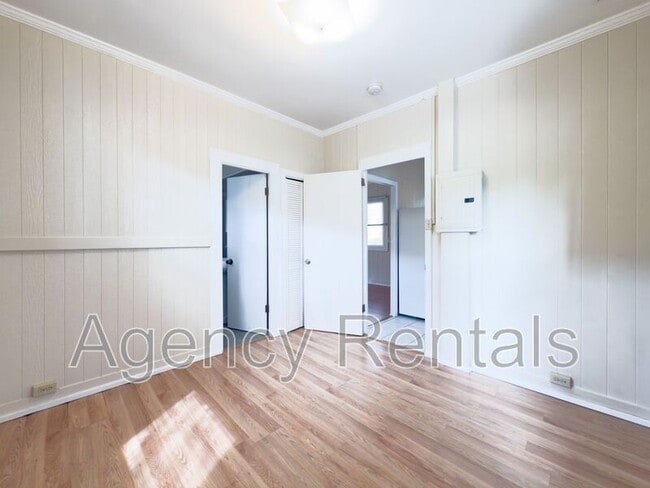 Building Photo - 839A McCully St