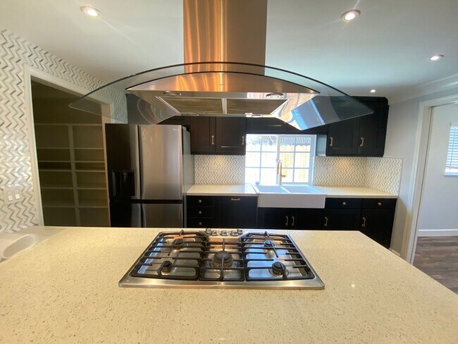 Building Photo - Gorgeous 3 bedroom 2 bath single family ho...