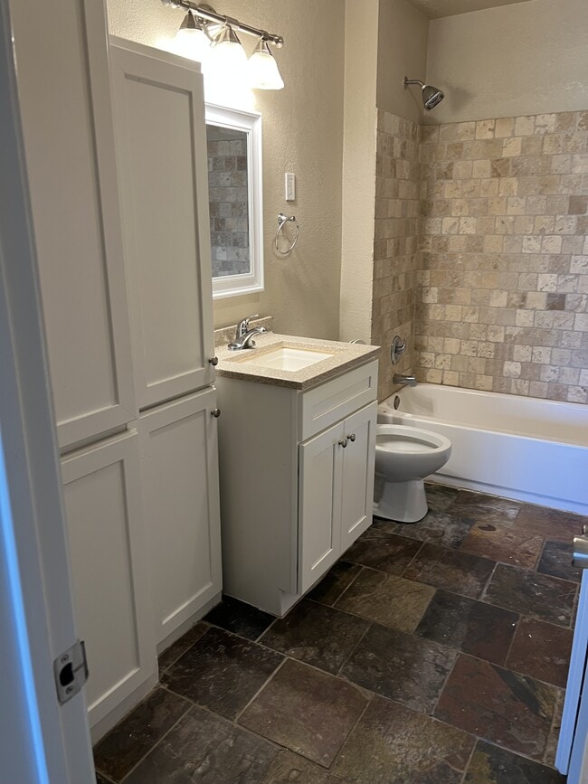 Building Photo - 605 Highlands St