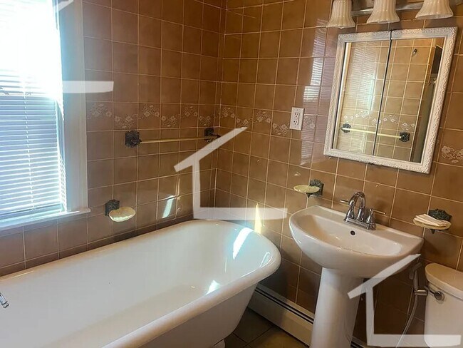 Building Photo - Spacious 1-Bedroom with Washer/Dryer in Unit!