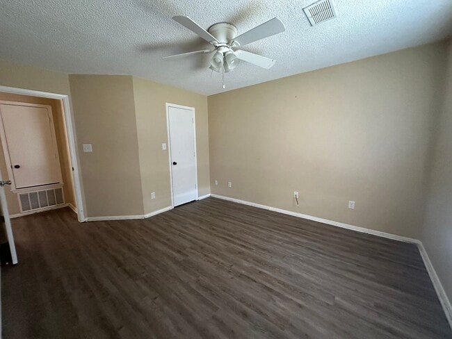 Building Photo - Welcome to this charming 3-bedroom, 2-bath...