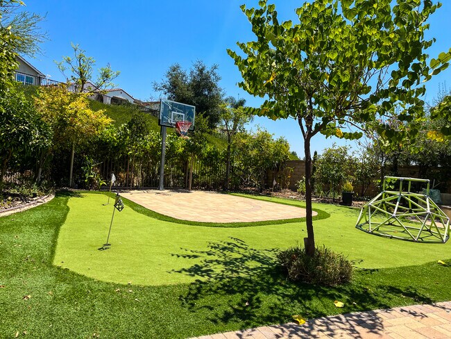 Building Photo - 675 E Boxwood Ln