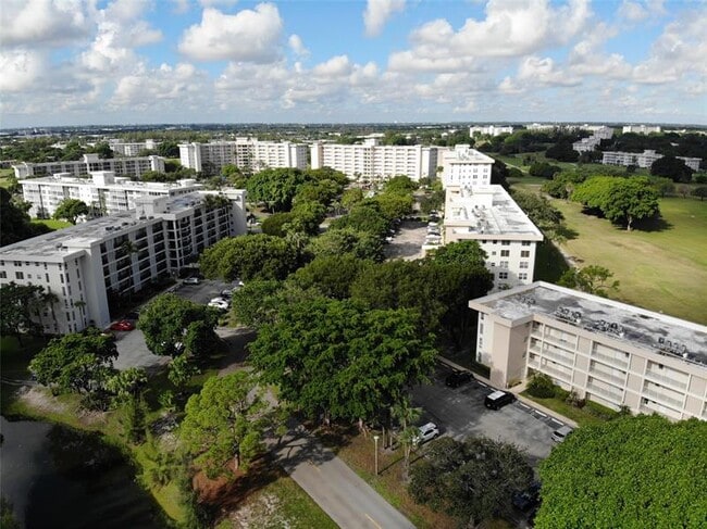Building Photo - 2601 S Course Dr