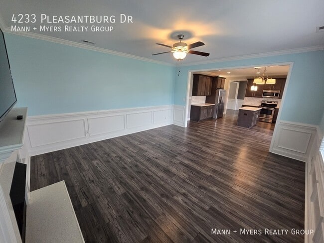 Building Photo - 4233 Pleasantburg Dr