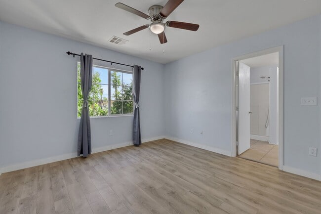 Building Photo - Updated Two-Story 3 bed/2.5 bath Home with Open Kitchen, Attached 1 Car Garage & Modern Flooring ...
