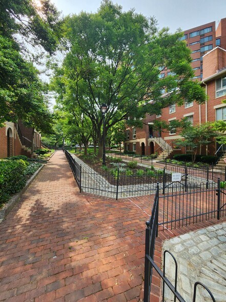 Building Photo - 8 Andrew Pl