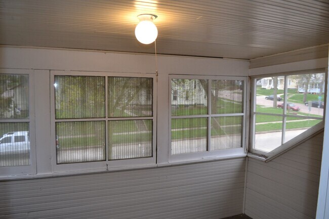 Building Photo - Historic Downtown Single Family Home for R...