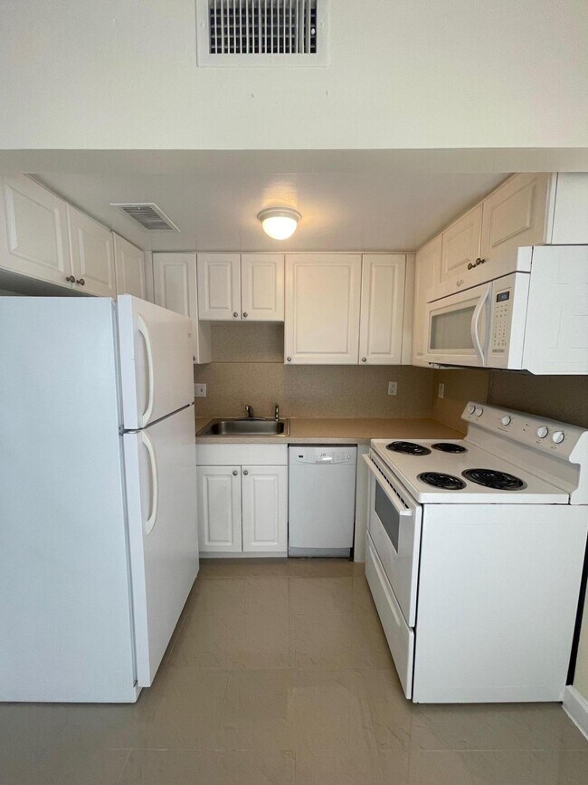 Building Photo - 1500 Crescent Cir