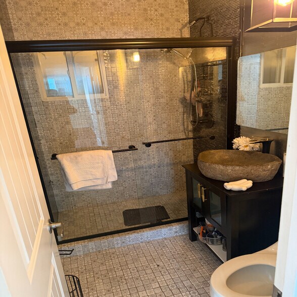 Building Photo - 11068 Plainview Ave