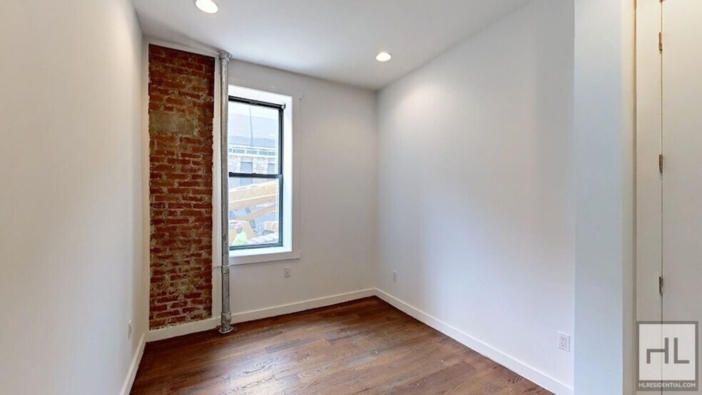 Building Photo - Crown Heights 2-Bed