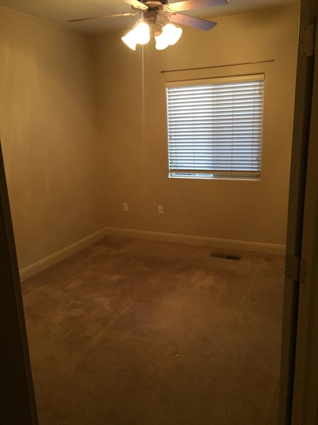 Building Photo - 700 N Main St