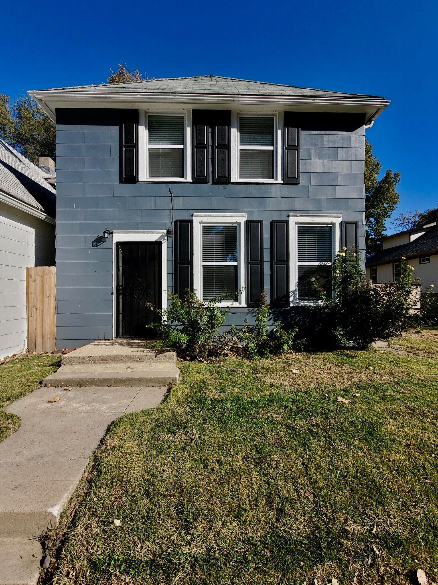 Building Photo - 2529 Charlotte St