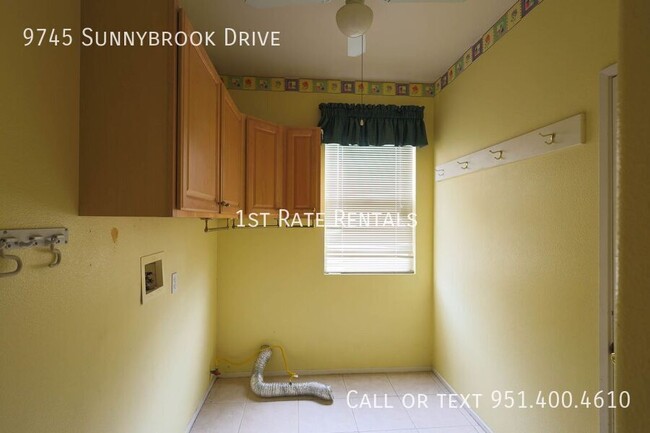 Building Photo - 9745 Sunnybrook Dr