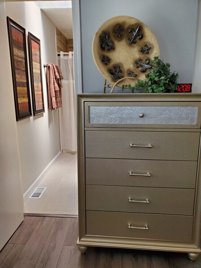 Building Photo - Fully Furnished Short-term rental Includes internet, cable, washer, dryer, etc