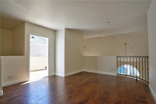 Building Photo - 930 N Doheny Dr
