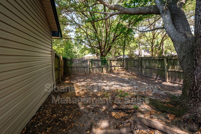 Building Photo - 1022 Oakcrest Dr