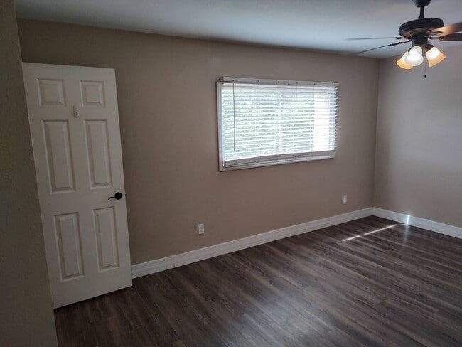 Building Photo - 3 Bedroom - 2  Bedroom - 1656 Sq. Ft - Cas...